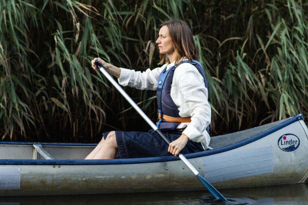Följ med Ebba när hon tillsammans med familjen paddlar kanot i Rönne å