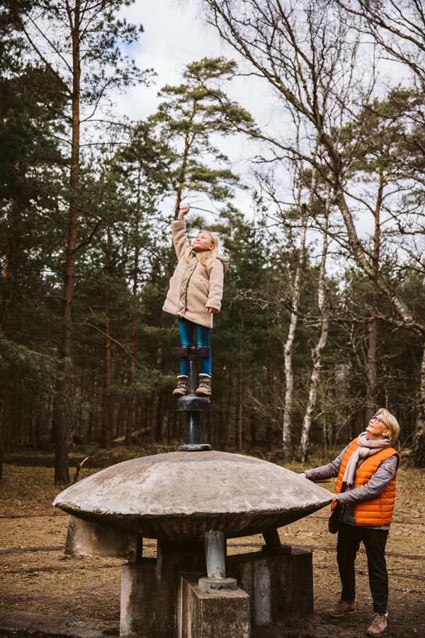 Flicka står på UFO monumentet i Sibirienskogen i Ängelholm